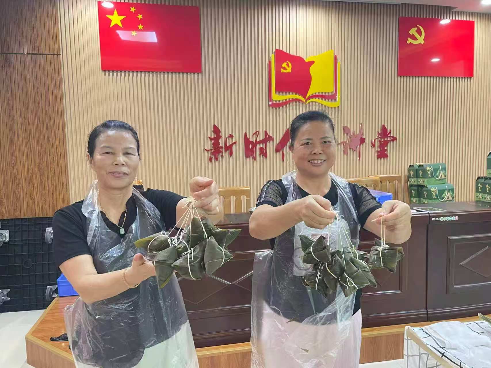一捧糯米三片叶,浓浓关怀暖社区——庄边社区端午包粽活动情意满满