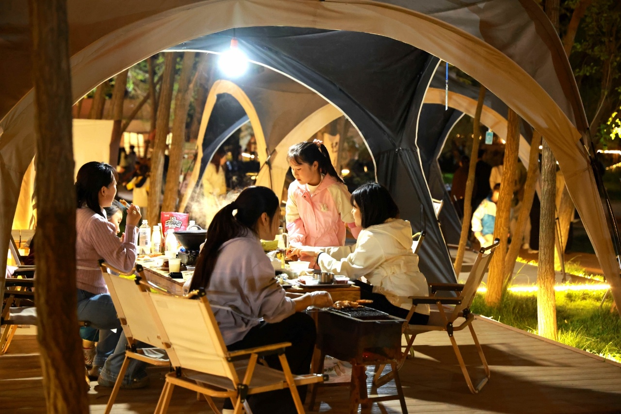 图为游客在西沟村品尝美食.jpg
