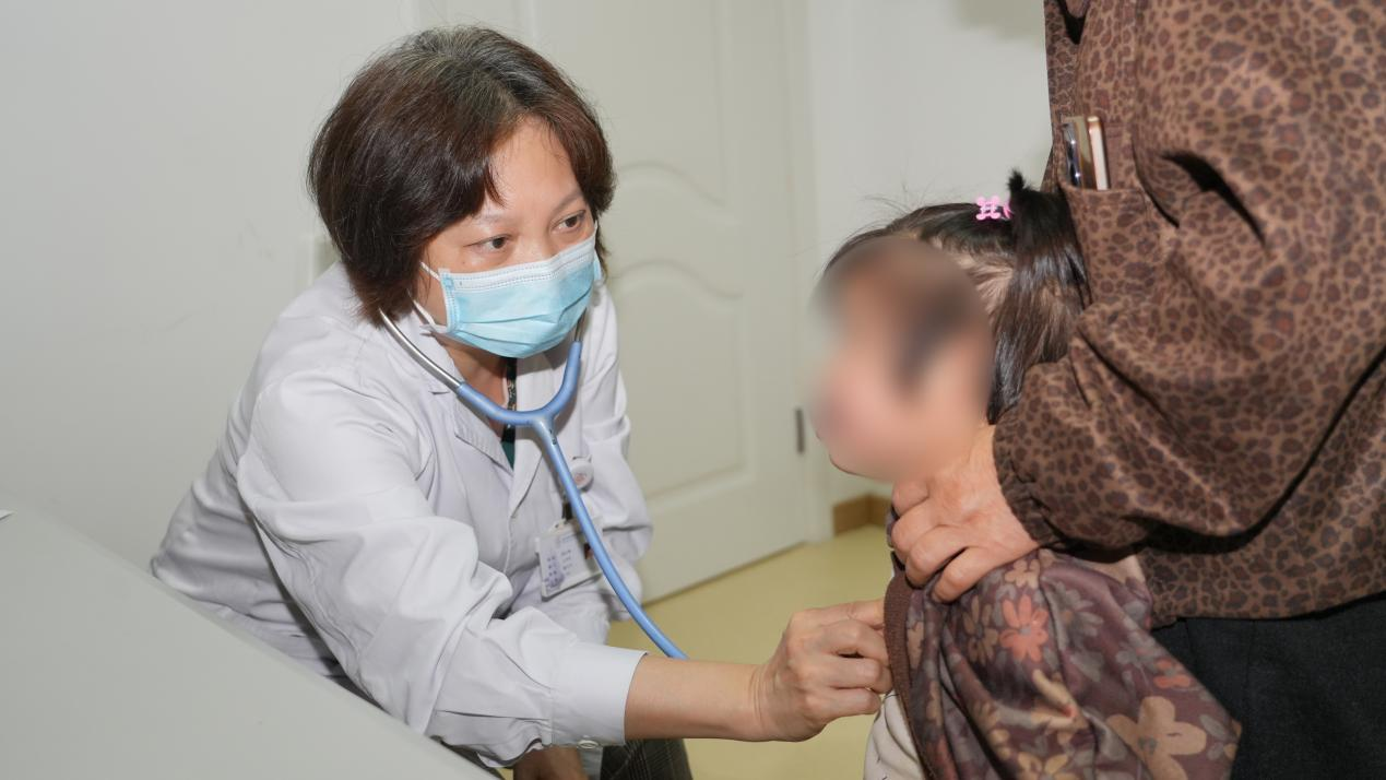 周红梅主任为孩子听诊检查