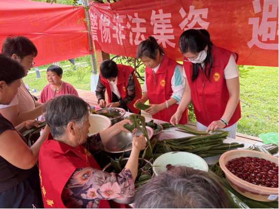 图:现场群众正在包粽子。尹默/摄