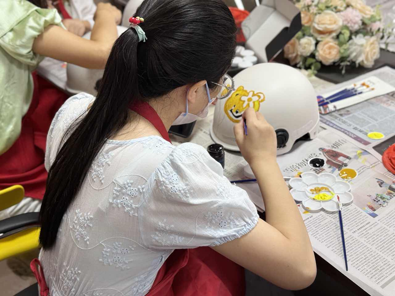 西乡街道桃源社区开展头盔彩绘活动,把安全感画在头上