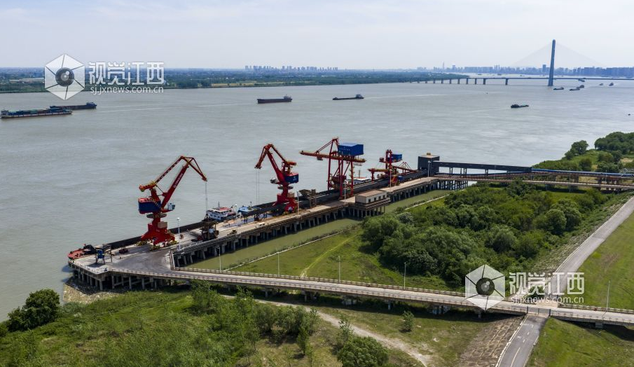 九江铁水联运造福物流系统 摄影:魏东升