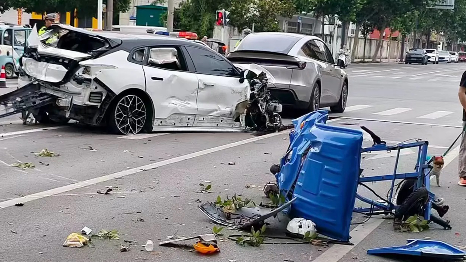江苏连云港一机动车飞速撞上路边两名正在作业的环卫工人，致其当场身亡，目击者称肇事车上一男两女疑似酒驾