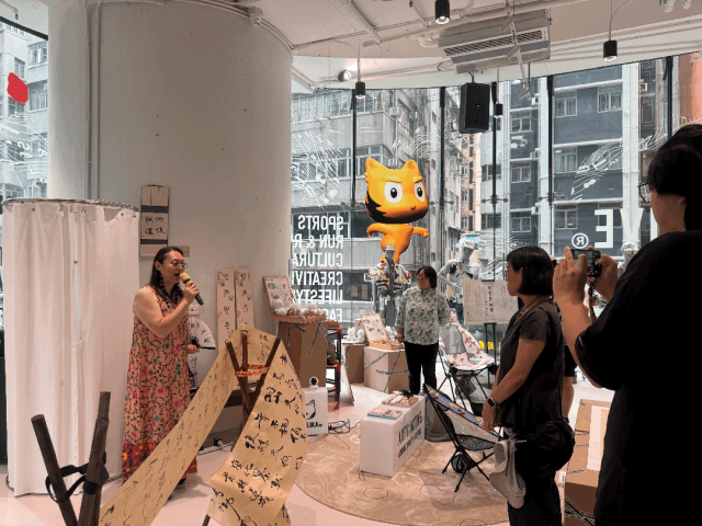 策展人朱淑桢给嘉宾导赏