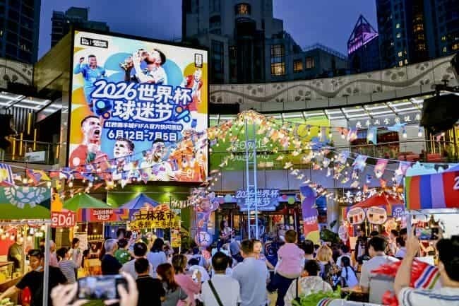 圆形广场烟火气十足，吸引众多消费者品尝美食