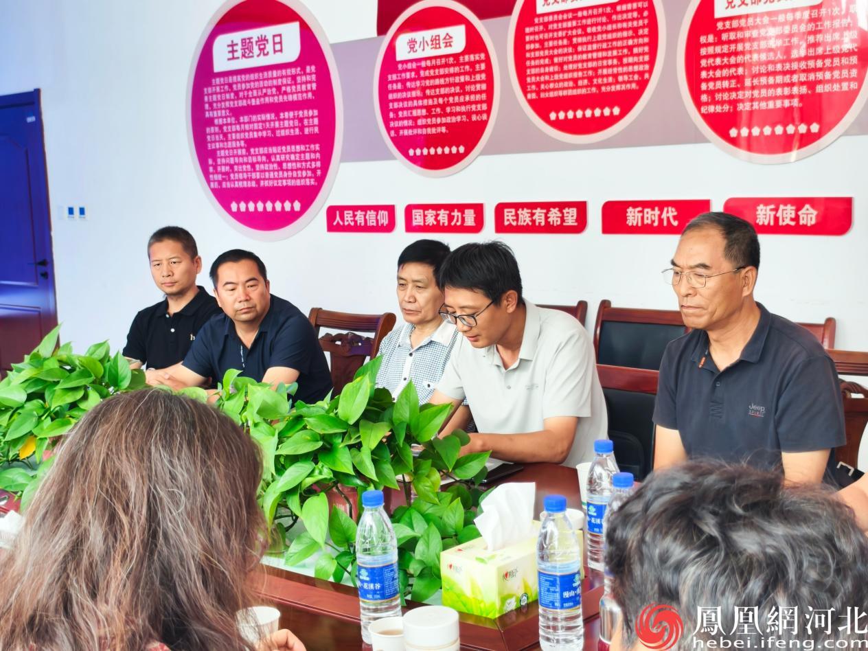 图为社员们围绕树立和践行正确政绩观开展专题研学