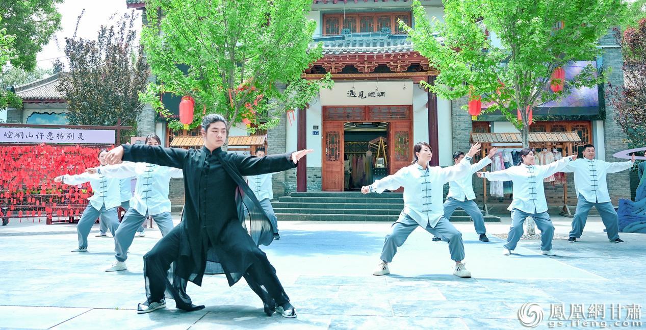 非遗崆峒派武术传承人陈虎的弟子展示崆峒养生拳