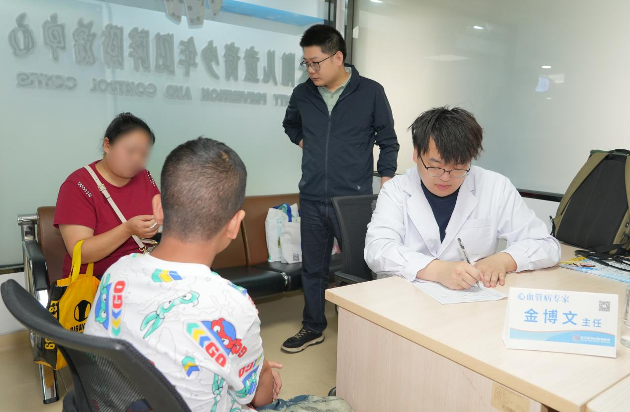 金博文医生仔细记录患儿病情