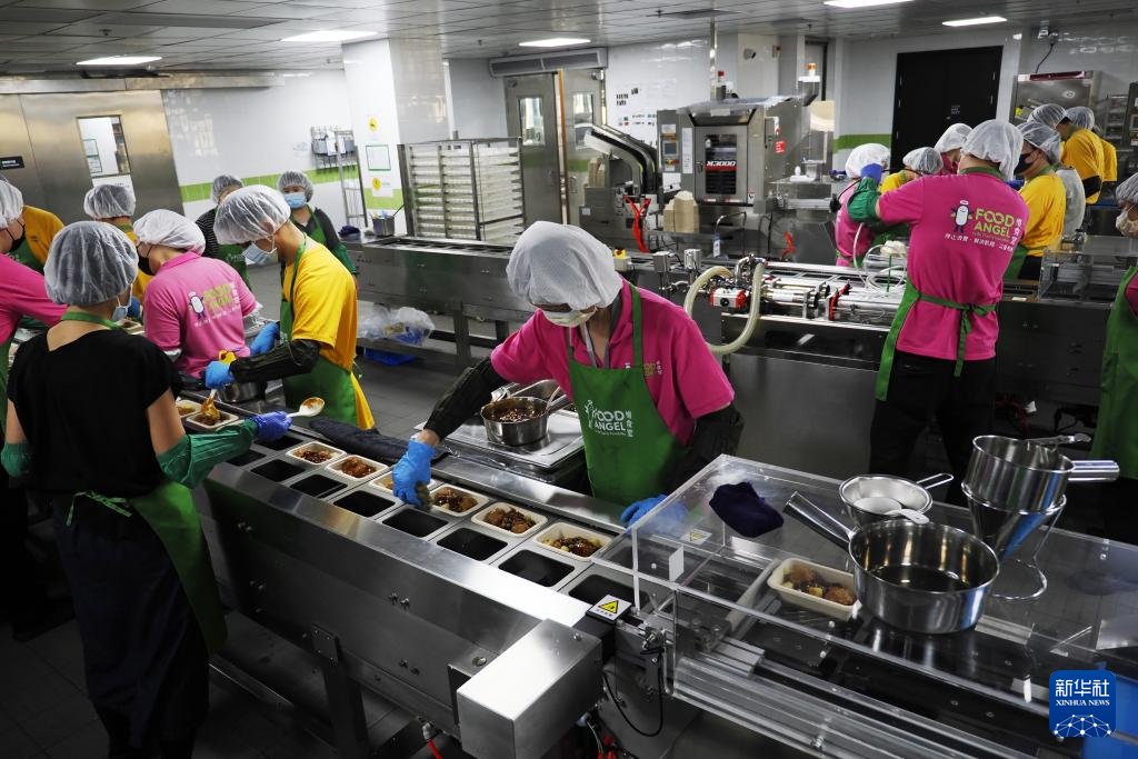 这是6月2日拍摄的香港惜食堂赛马会食品制作中心的流水线操作间。新华社发（王申 摄）