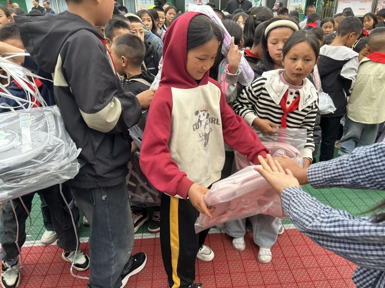 不止于节日礼物:上海市慈溪商会向布拖捐赠教学设备为教育信息化筑基(图2)