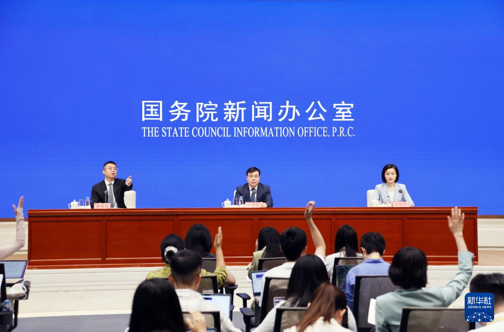 6月16日,国务院新闻办公室在北京举行新闻发布会,国家统计局新闻发言人、总经济师、国民经济综合统计司司长付凌晖,国家统计局新闻发言人、国民经济综合统计司副司长王冠华介绍2026年5月份国民经济运行情况,并答记者问。新华社记者 潘旭 摄