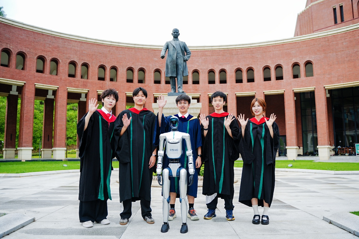 科技赋能青春盛典 荣耀机器人亮相中山大学深圳校区 玩转毕业季潮流互动