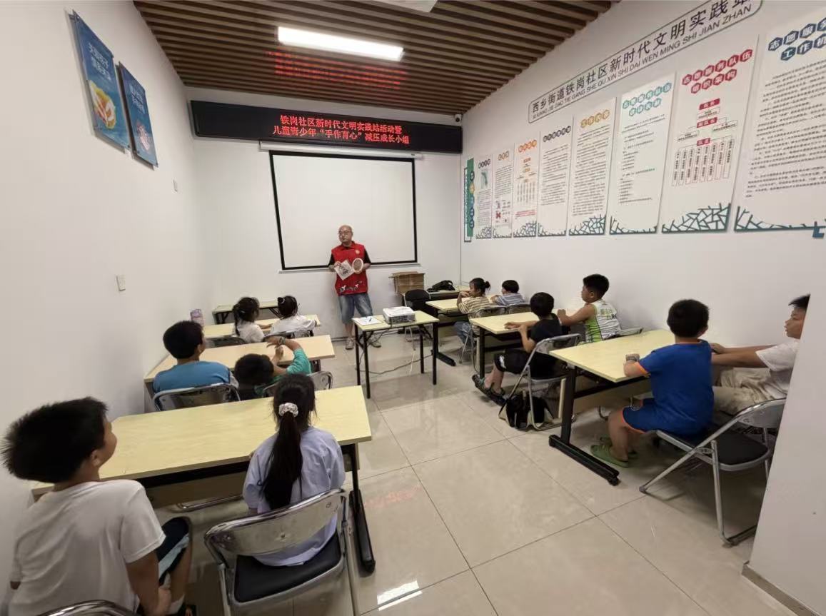 图一:工作人员讲解活动注意事项