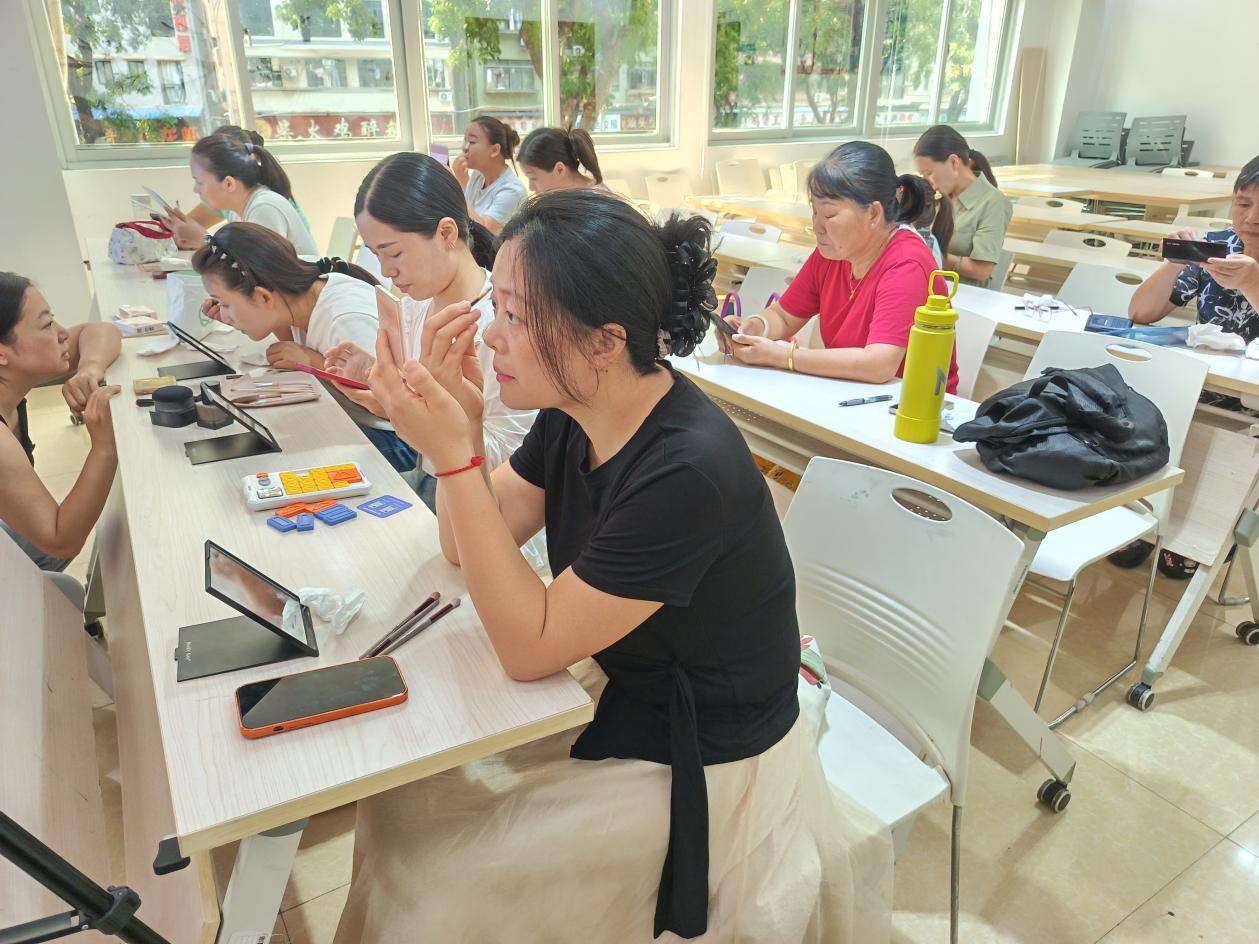 “焕彩生活·悦己同行”凤凰岗社区美妆学习小组