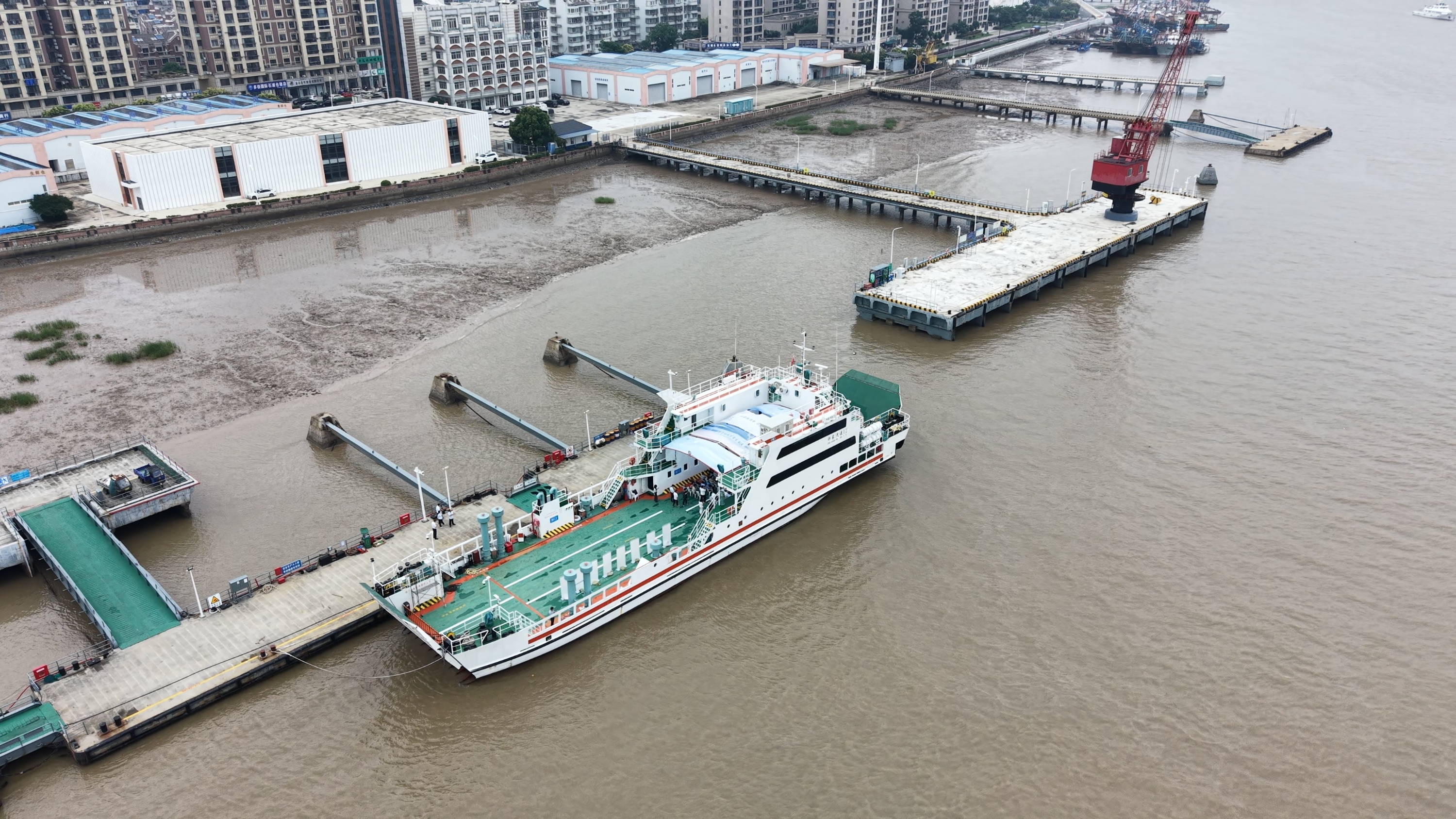 能耗可降低三成!浙江首艘全回转混合动力客滚船投运