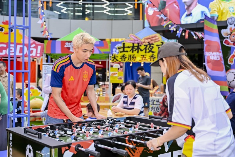 消费者现场体验桌上足球趣味游戏
