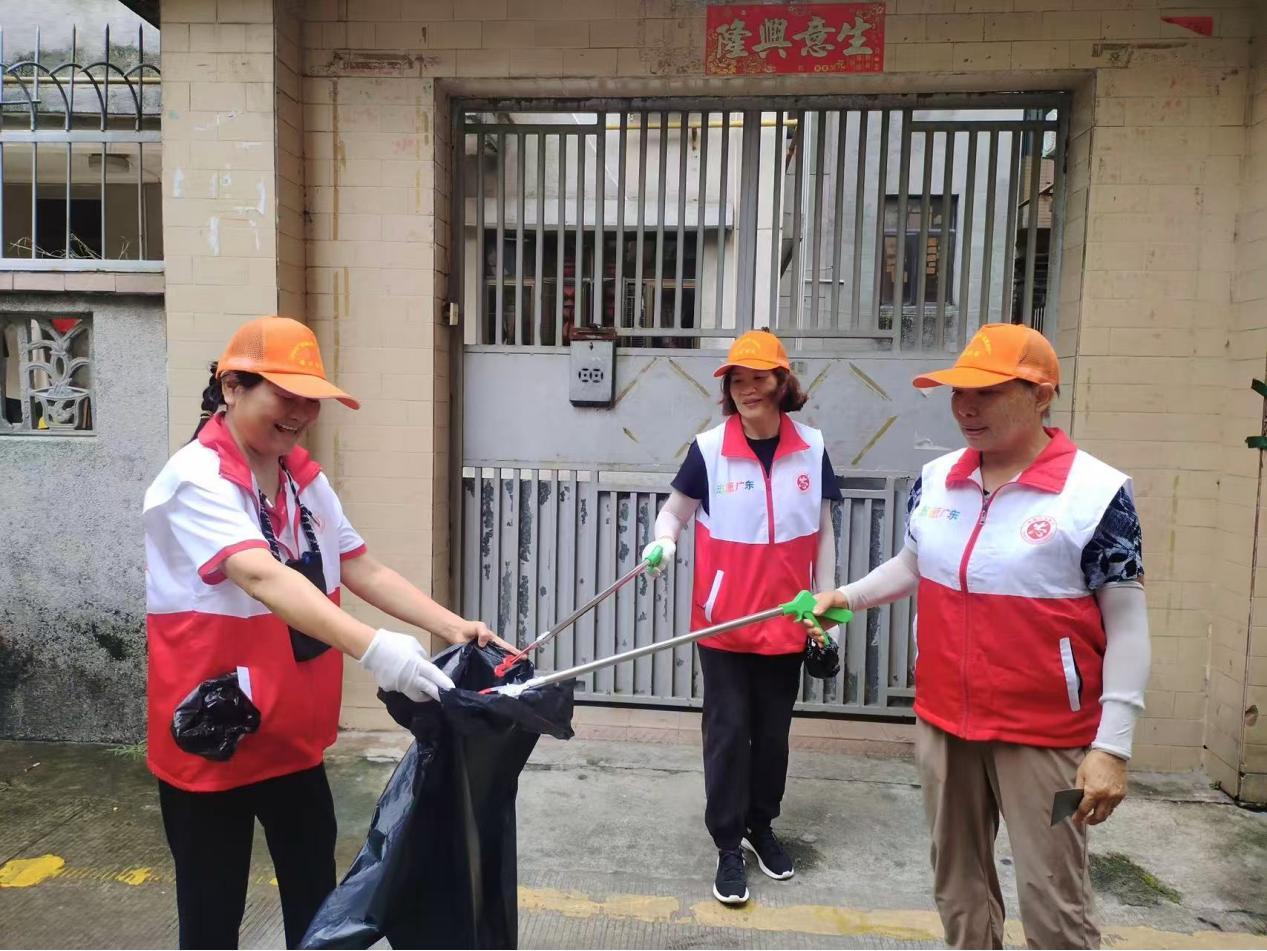 志愿“红”走街串巷整治环境深耕城中村——西乡臣田社区开展志愿者城中村环境整治活动