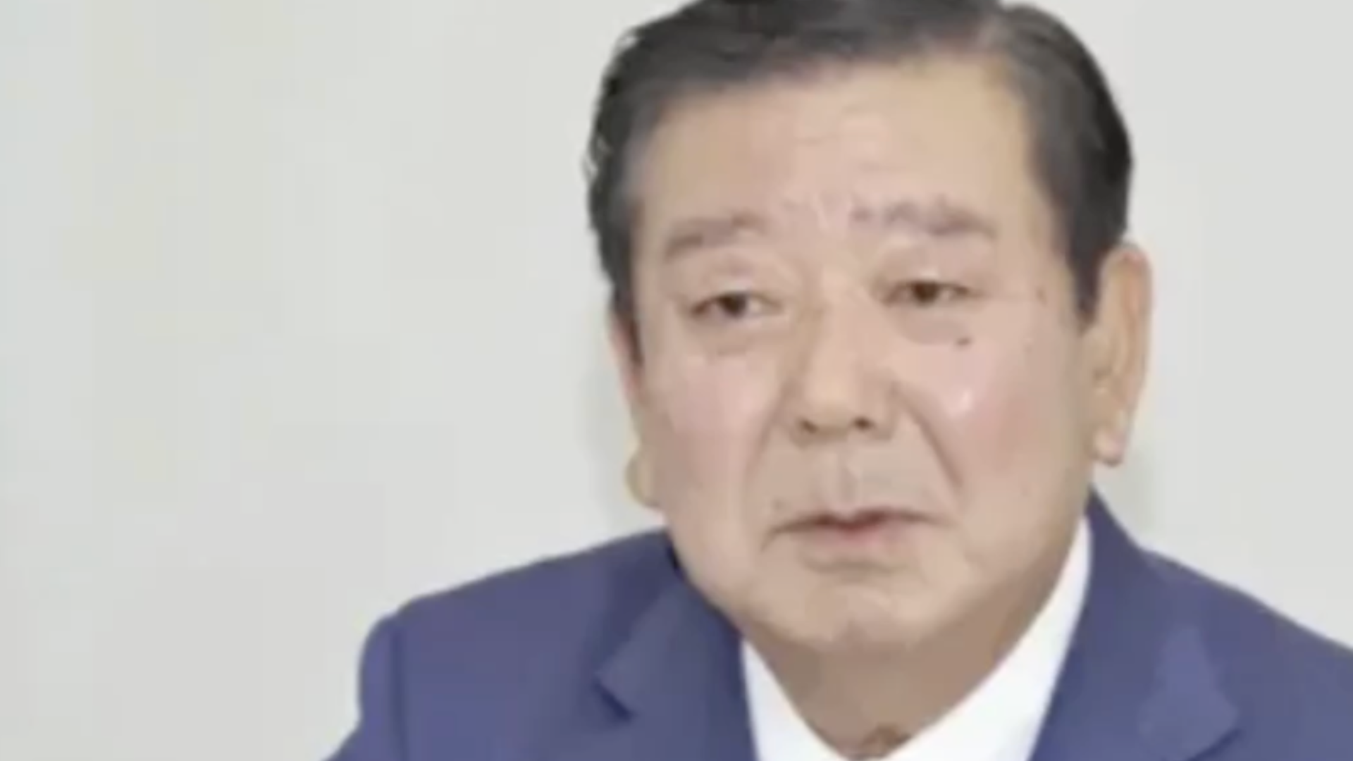 刚当选数月，日本67岁市长突然身亡于排水渠内，失踪当日曾出席公务活动，警方：初步判断水闸栅栏处上吊自杀