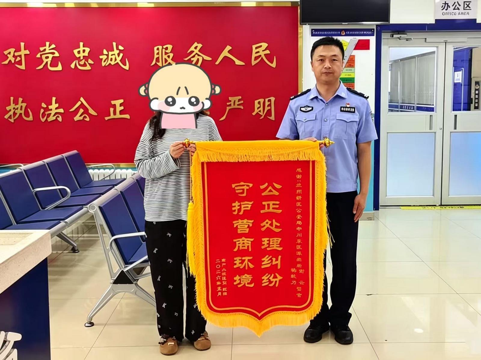 理发店店主为民警送去锦旗