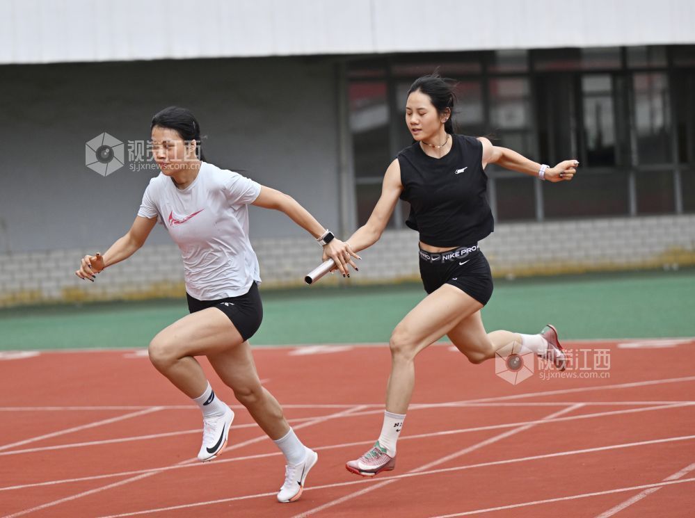 6月6日,江西省奥体中心体育场,张可依和田径队的队友张倩在进行接力训练。在刚结束的香港第22届亚洲U20田径锦标赛上,张可依和张倩代表中国队出战女子4X100米接力,获得了该项目的冠军。
