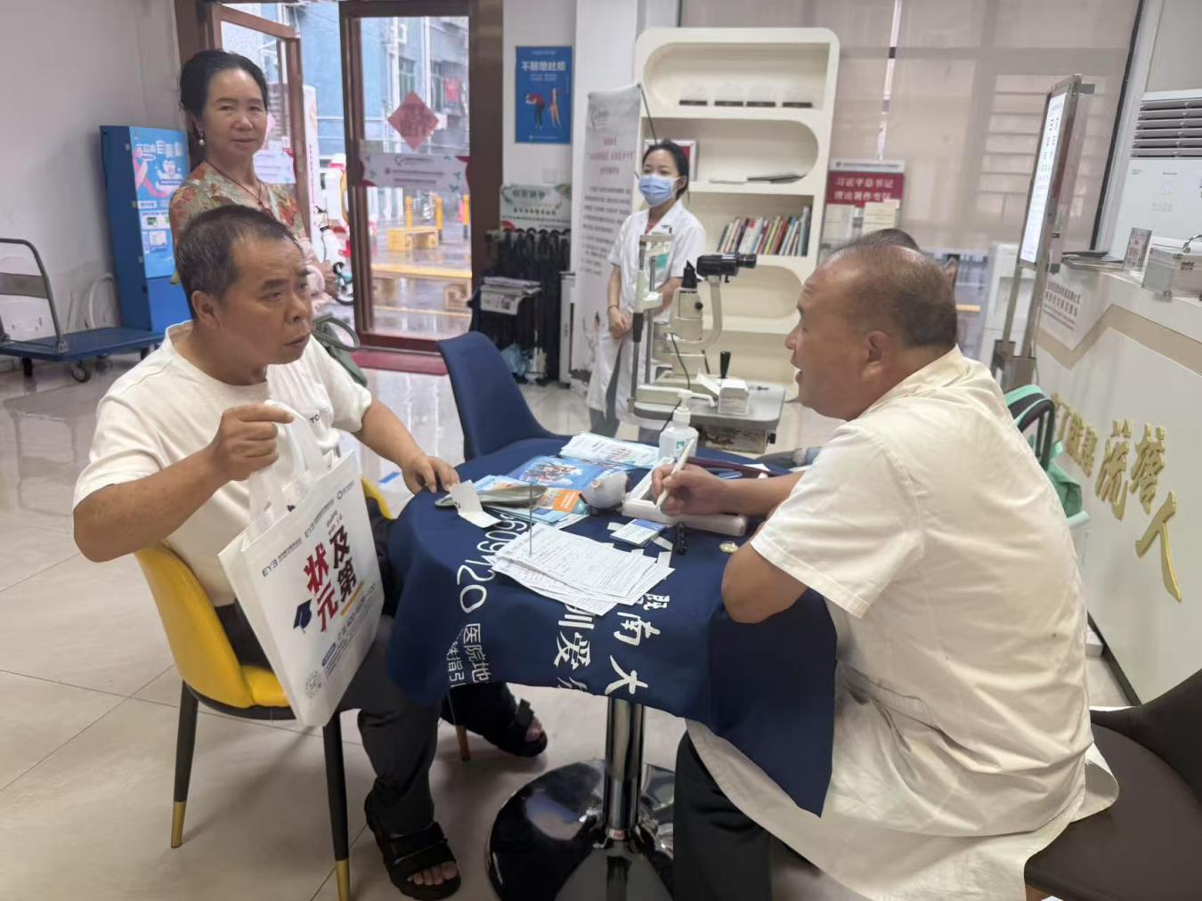 关爱老兵眼健康 贴心服务护光明——流塘社区开展退役军人眼科义诊便民活动