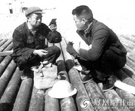 王进喜（左）曾说，对油田要负责一辈子。资料照片