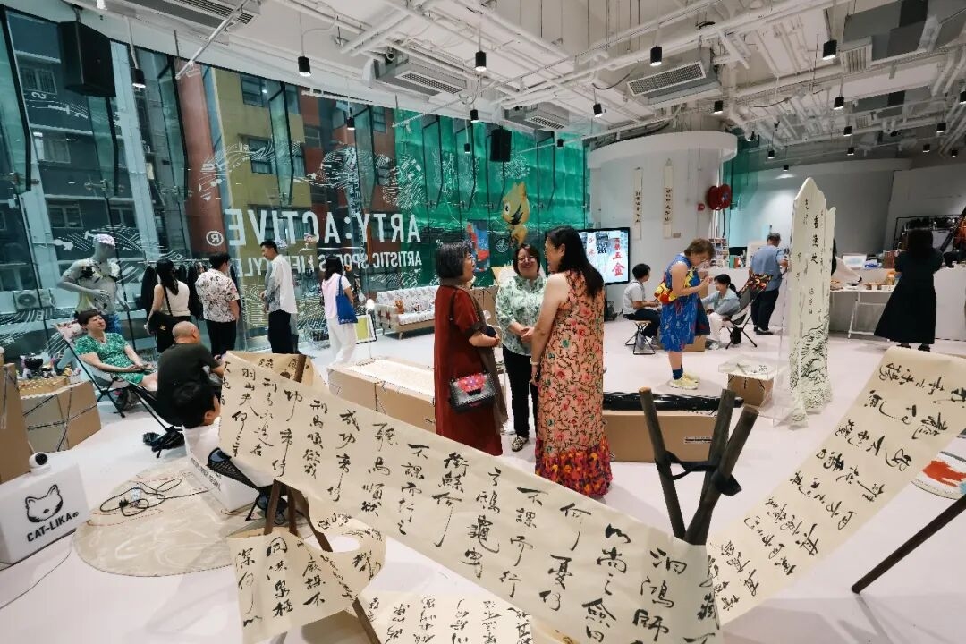 展览现场氛围十分轻松惬意，观众不仅在书法作品的“山水”中游玩，Arty:Active艺文空间的户外露营场景把大家的松弛感拉满。