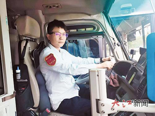 参与施救的公交司机施佳