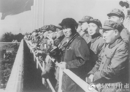 1970年10月1日,王进喜(前排右二)参加国庆观礼。资料图片