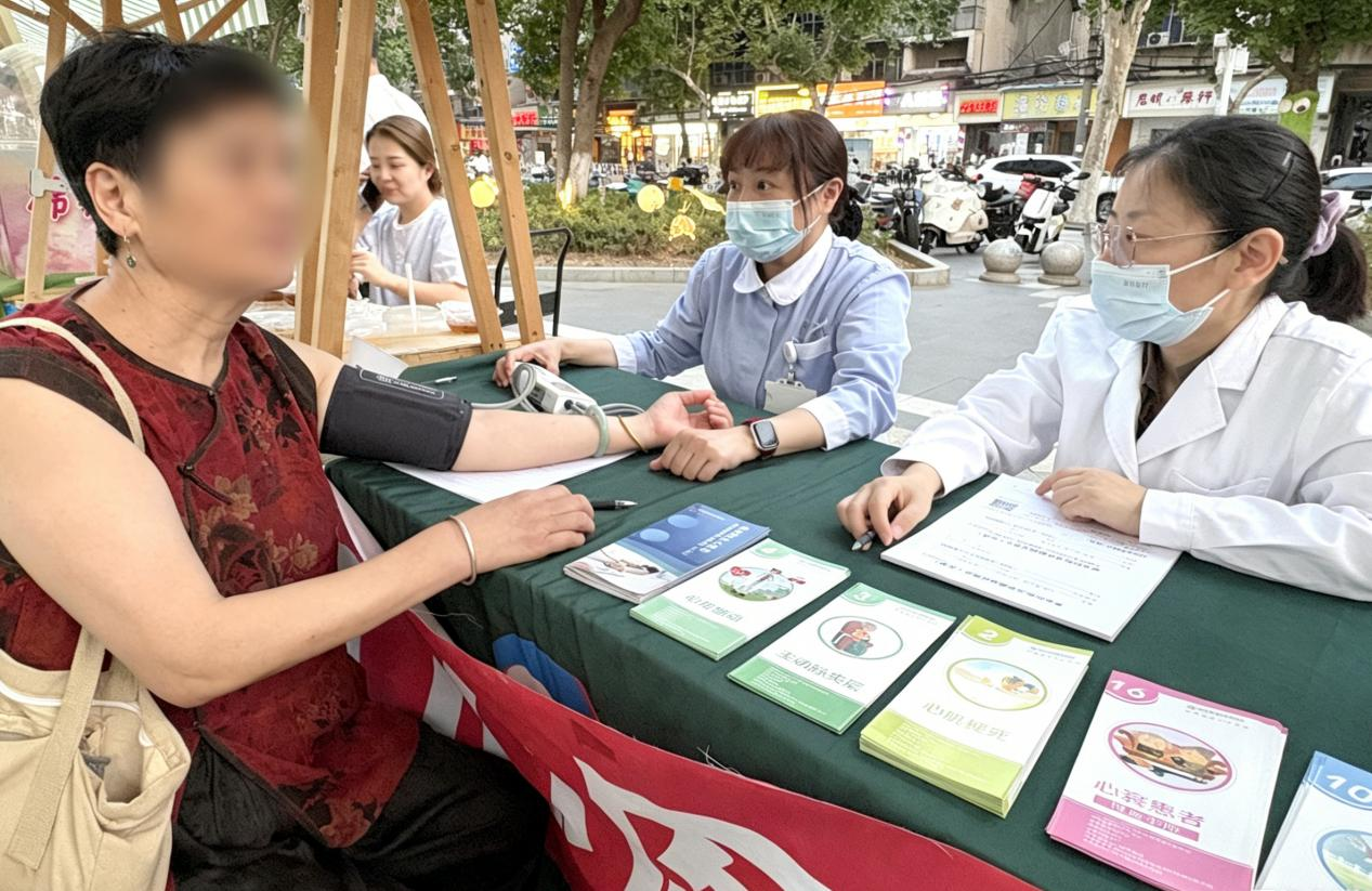 张娟护士长为居民测量血压