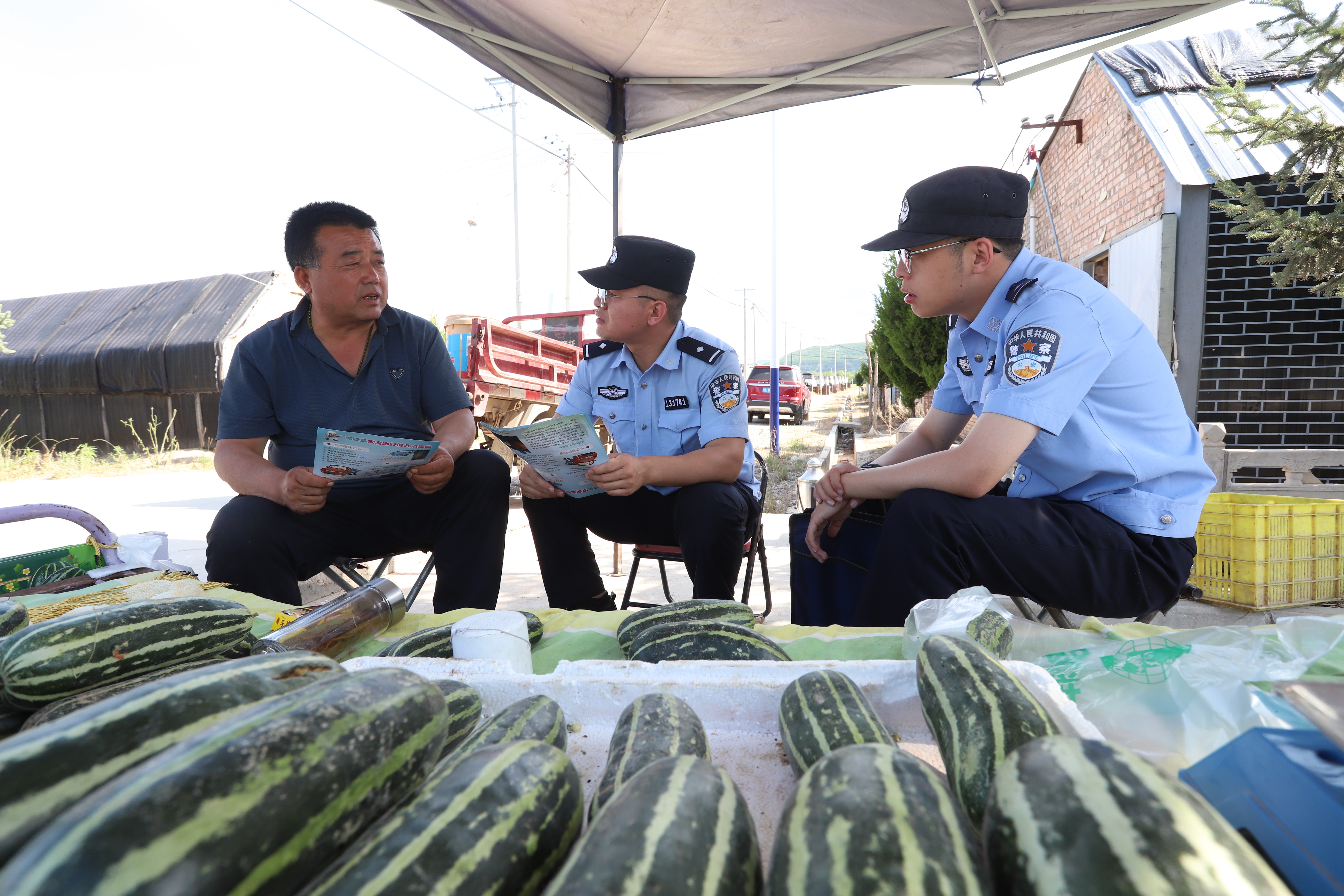 图2为民警辅警开展田间安全宣讲活动.jpg
