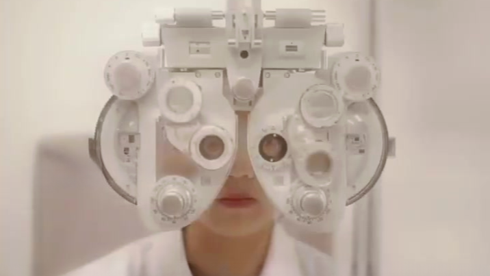 孩子戴近视防控镜1年，暴涨200度