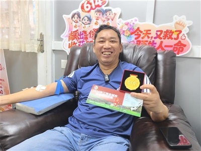 万劲松展示纪念勋章和赣超门票