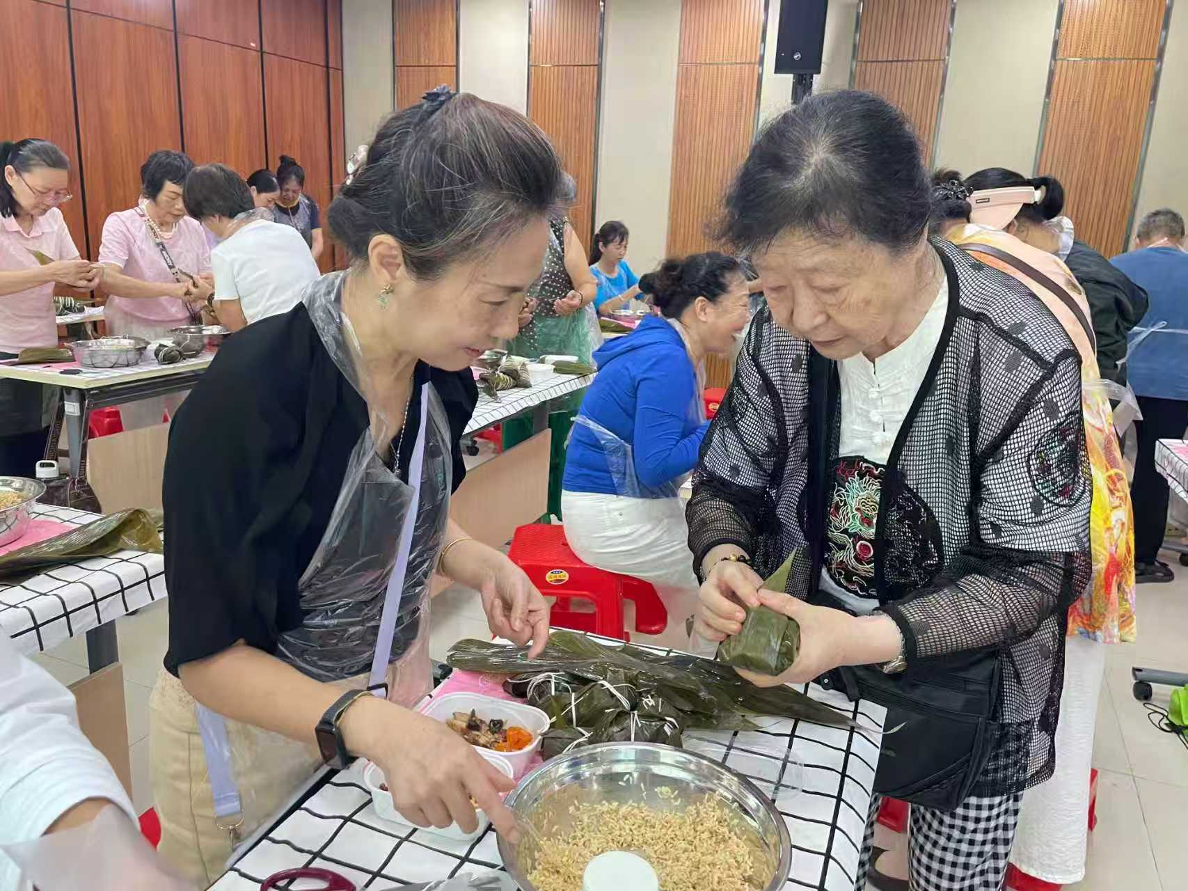 一捧糯米三片叶,浓浓关怀暖社区——庄边社区端午包粽活动情意满满