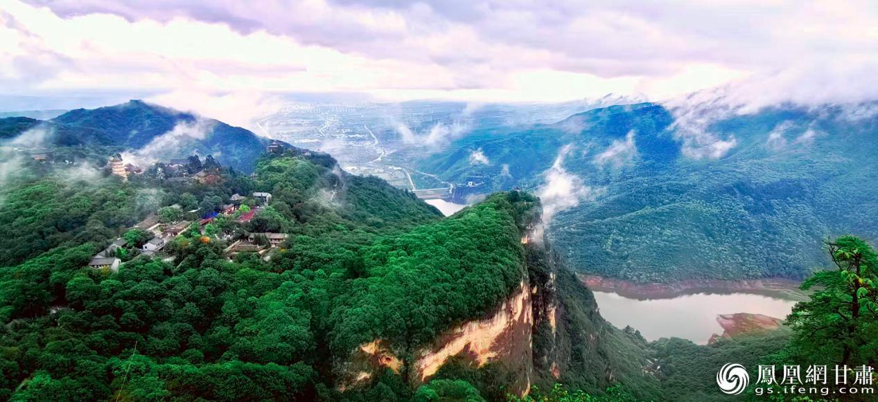 夏日崆峒山景区云雾缭绕，美不胜收。
