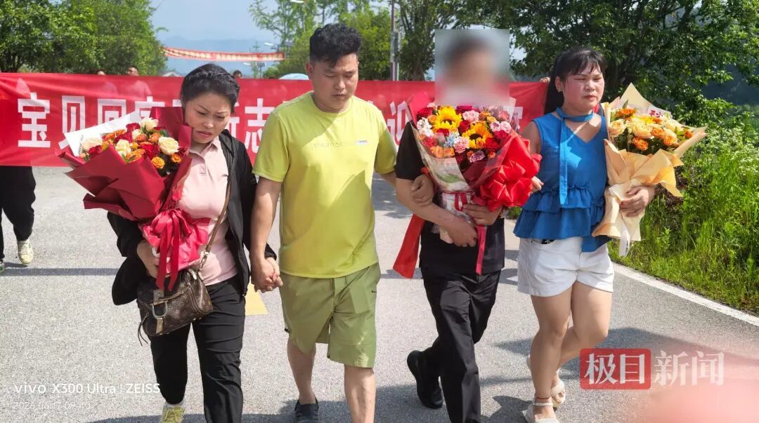 左一是姐姐王木云 左三为陈迪金 另外两个是他弟弟妹妹
