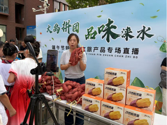 图:主播正在直播间推介本地特色农产品。尹默/摄