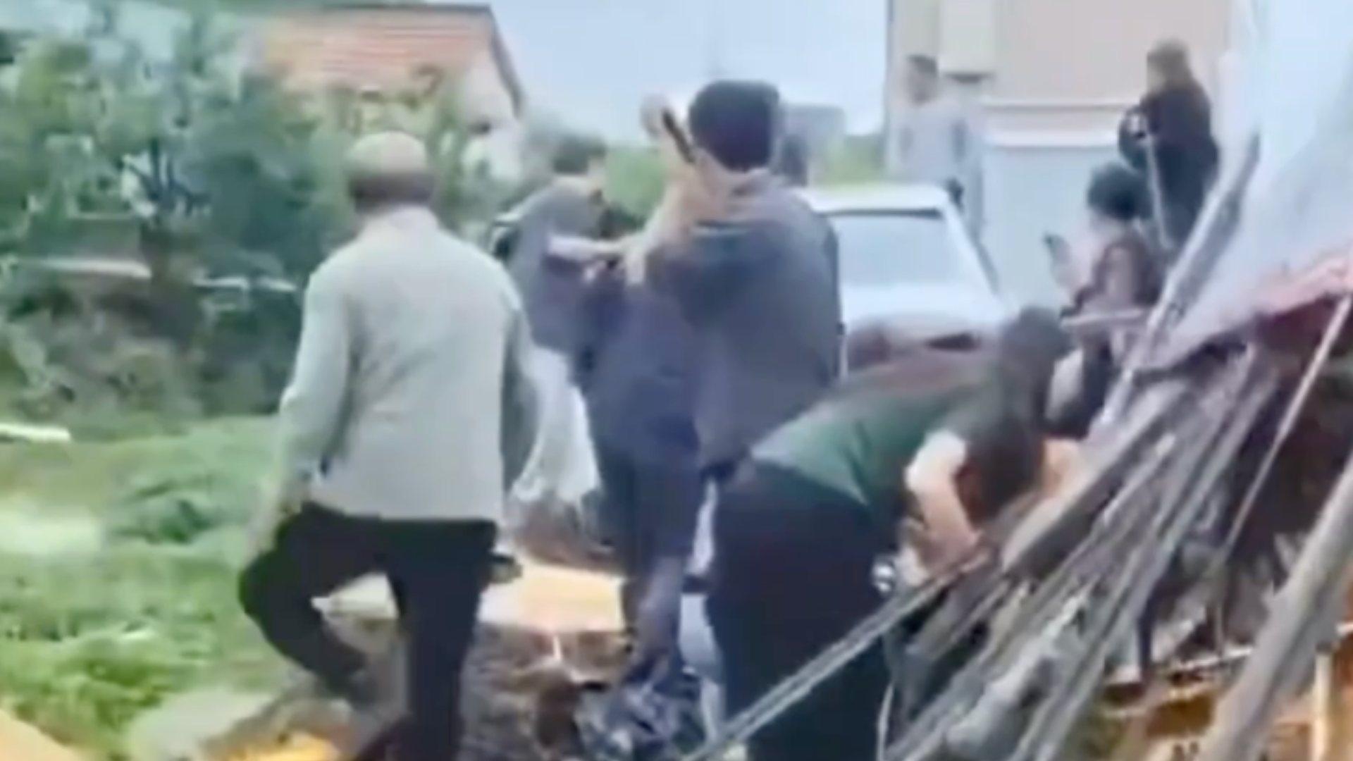 江苏南通一女子驾宝马车不慎冲撞丧事现场致1死7伤，事发时正在吃饭，有人从河中被救出