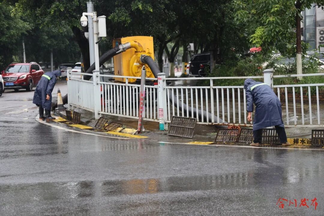 工作人员正在检查雨篦子2(189253)-20260617214047.JPG