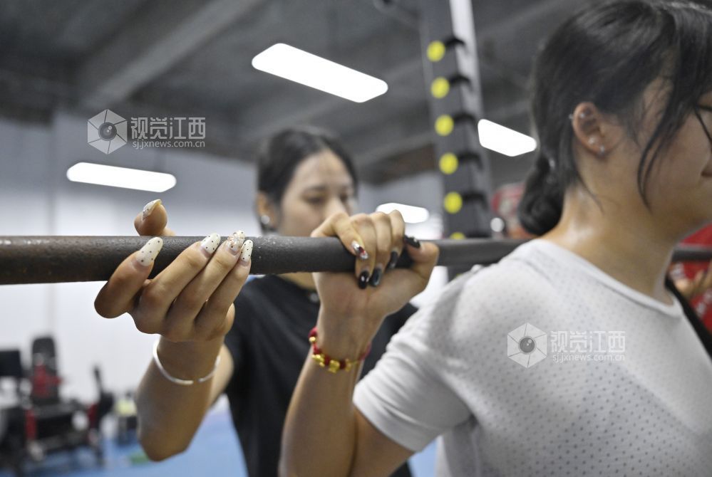 高强度的训练之外,田径队的女孩们也不忘用美甲装点自己。
