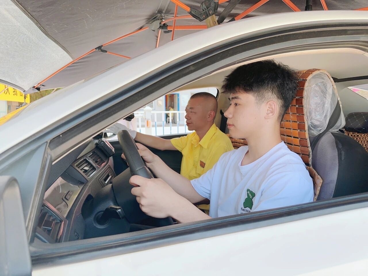 驾校学员正在练车