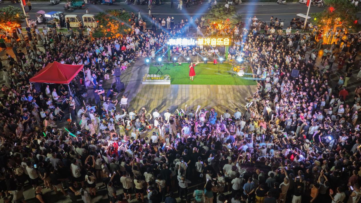 6月14日，草坪音乐会活动现场。摄影：郭东伟