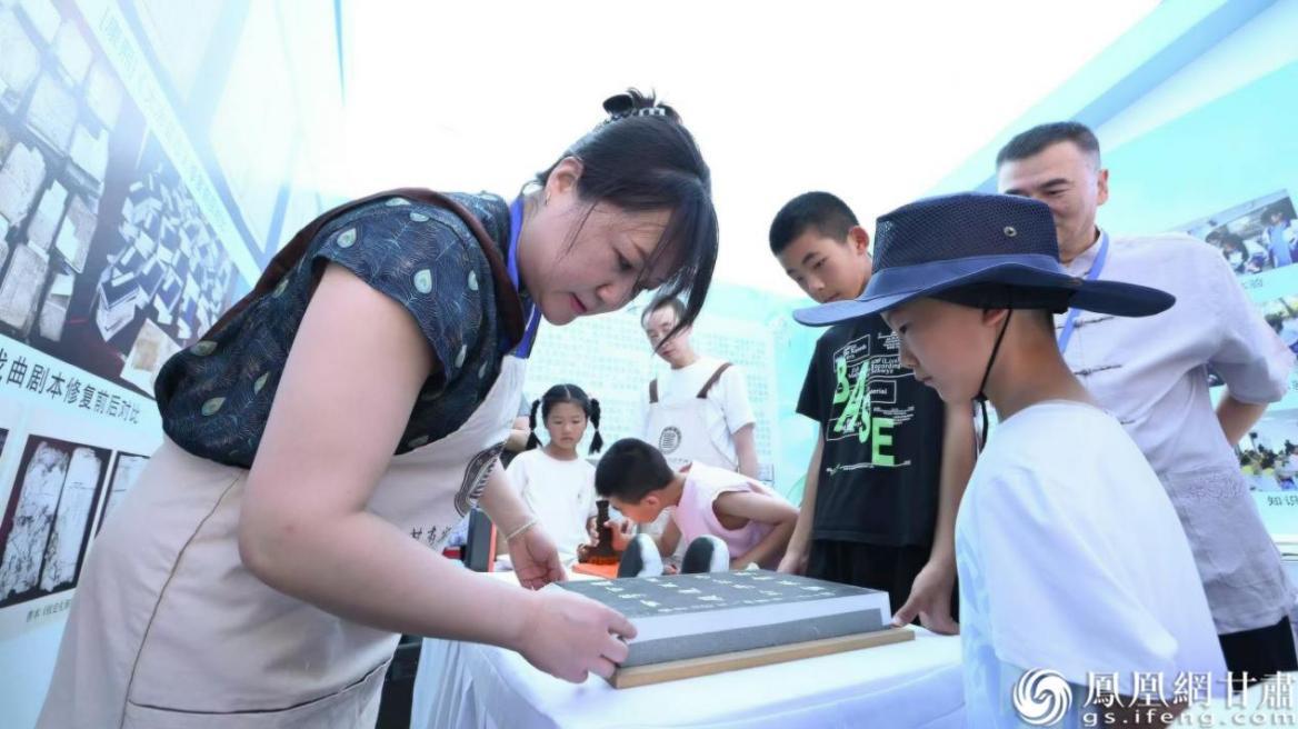 非遗古籍修复技艺吸引孩子们围观体验