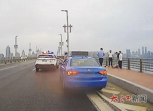 民警接到报警后赶到现场。