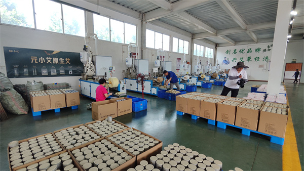 艾草制品生产车间。南阳市委网信办供图