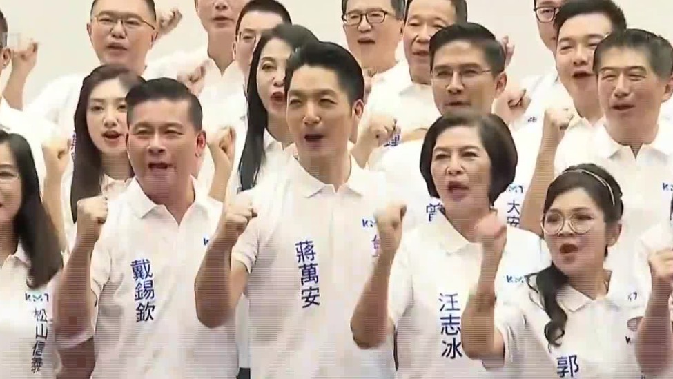 蒋万安同蓝营议员拍形象照