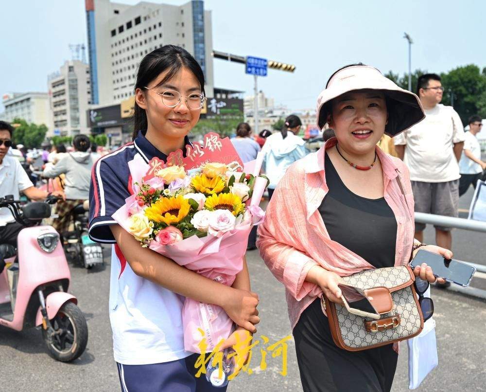 济南2026年中考落下帷幕，考生奔出考场，家长花式迎接