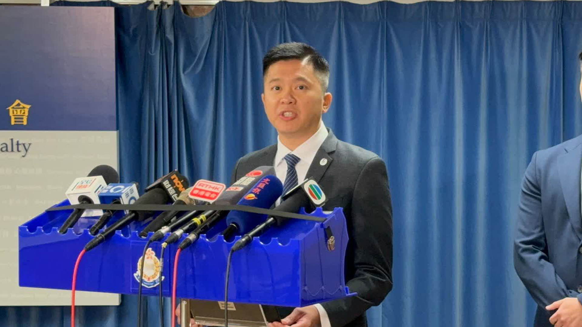 香港19岁男子看世界杯醉酒后被性侵，警方一查发现：36岁男子10个月内性侵4名男受害者，专门在酒吧附近“捡”醉酒男性