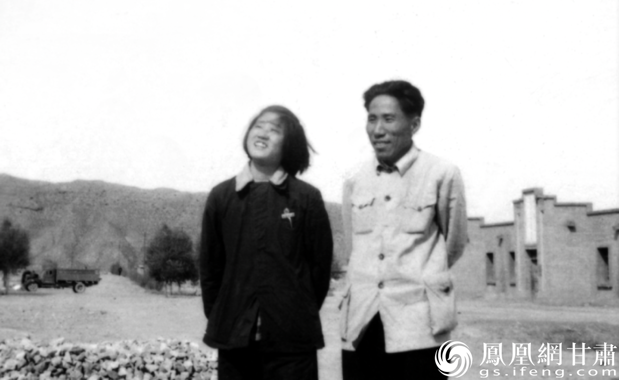 1954年,李季(右)与玉门油矿广播电台播音员合影。资料图片