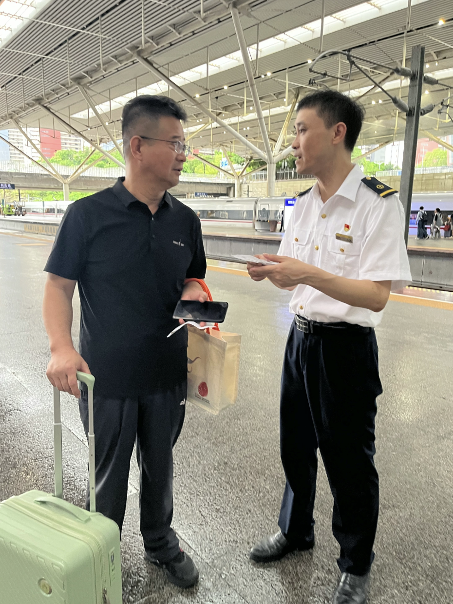 站台灯火映晨昏 一路温情是端阳
